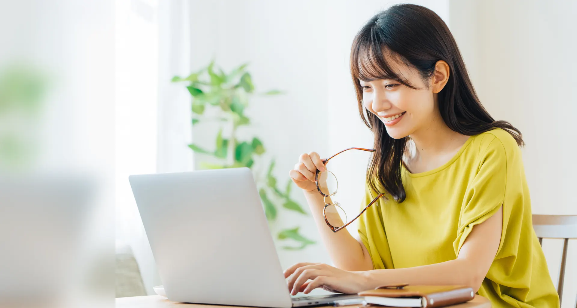 自宅でオンラインでキャリア相談を受ける女性